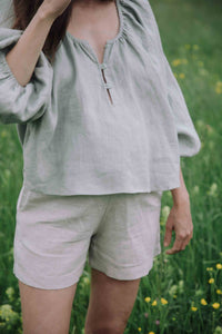 Femme enceinte portant une blouse en lin adaptée à la grossesse
