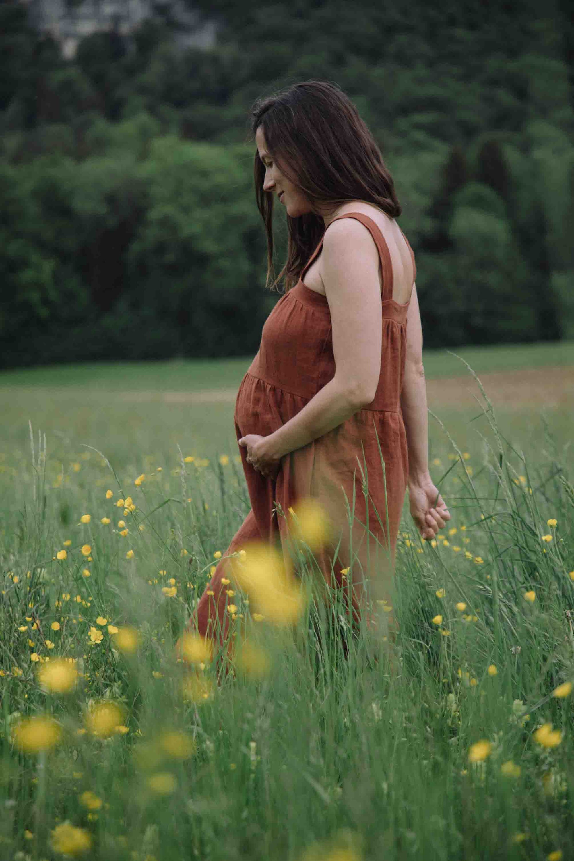Robe en lin à bretelles portée par une femme enceinte